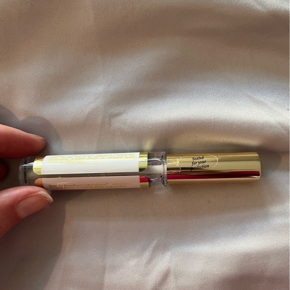 SEALED LipSense® Ooops!™ Lip Color Remover - Picture 3 of 3